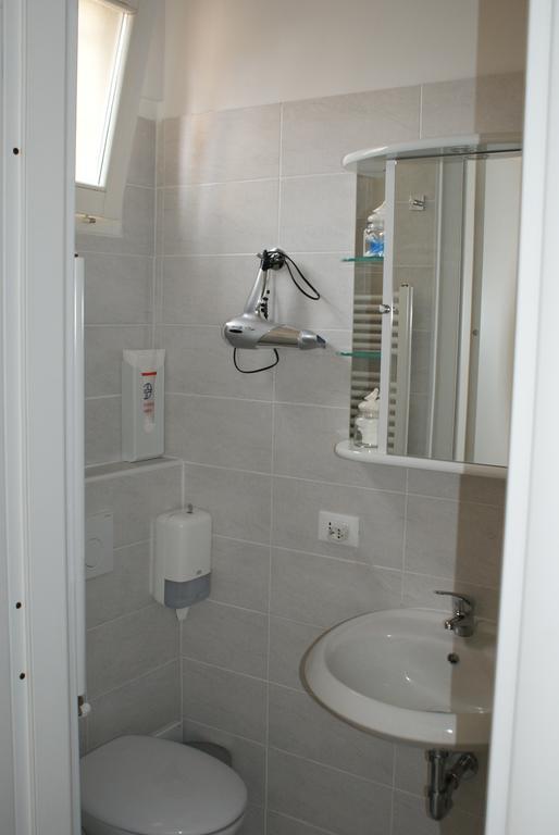 4-Tourist House Bologna-Studio - Self Check-In المظهر الخارجي الصورة